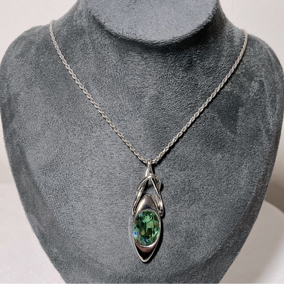 Sterling Silver chain with unique silver-tone pendant & large green crystal - Picture 9 of 9